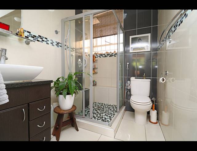 1 BEDROOM APARTMENT FOR SALE IN HOUGHTON ESTATE
